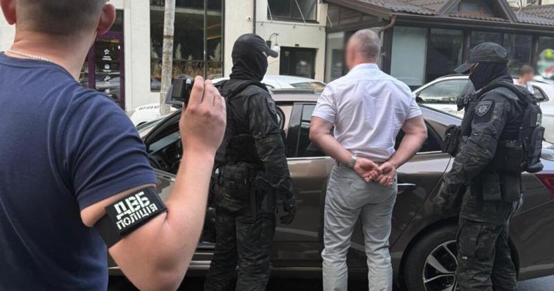 За 4 тисячі доларів він обіцяв забезпечити роботу в поліції, а згодом - у своєму відомстві: правоохоронці затримали високопосадовця служби судової охорони Львівської області, повідомляє Національна поліція. ФОТОрепортаж.