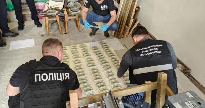 З Київщини надійшла інформація про затримання групи фальшивомонетників, у процесі якого було вилучено більше 2 мільйонів гривень та 20 тисяч доларів. Дивіться наш фотоотчет.