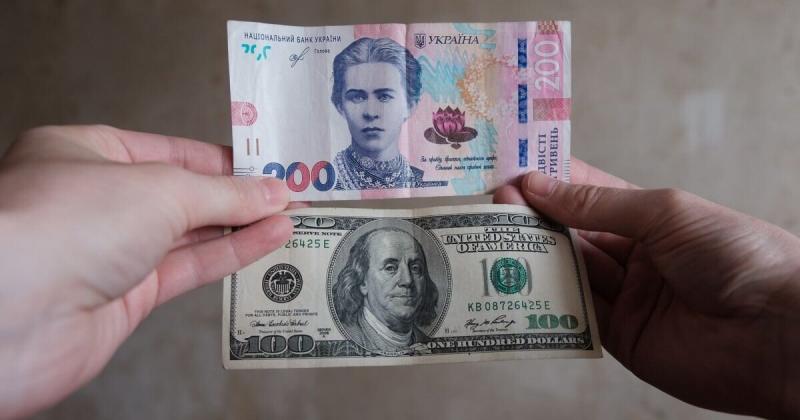Гривня піднялася в ціні по відношенню до долара, але знову знижується стосовно євро: Національний банк оголосив валютний курс на п'ятницю.
