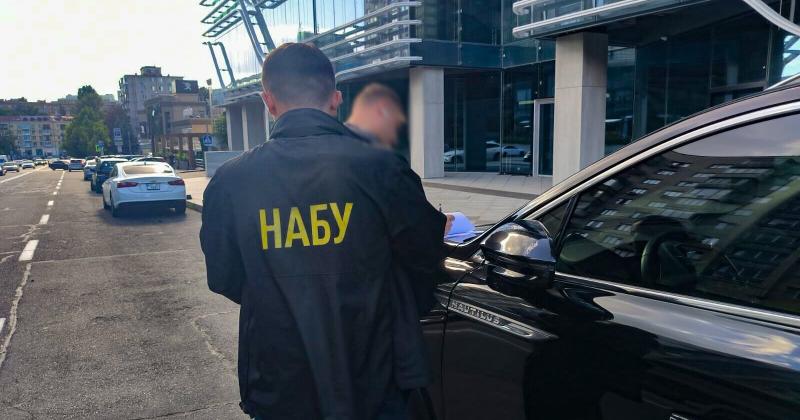 Службовець Міністерства оборони підозрюється у отриманні хабаря на суму 1,3 мільйона доларів від забудовника, повідомляє НАБУ.