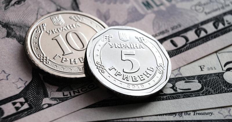 Гривня розпочала тиждень з падіння: Національний банк України оголосив офіційний курс долара на вівторок.