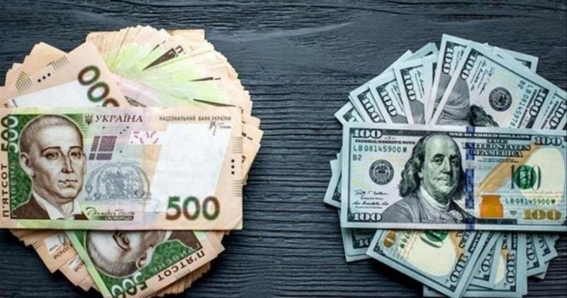 Гривня покращила свої позиції стосовно долара, проте втратила в ціні по відношенню до євро: Національний банк оголосив офіційний курс на вівторок.