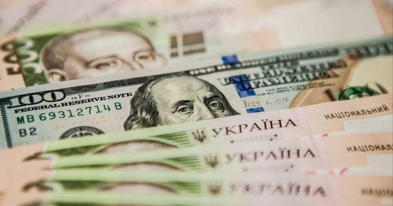 Міжнародний валютний фонд закликає до девальвації гривні для поповнення державного бюджету, повідомляє Bloomberg.