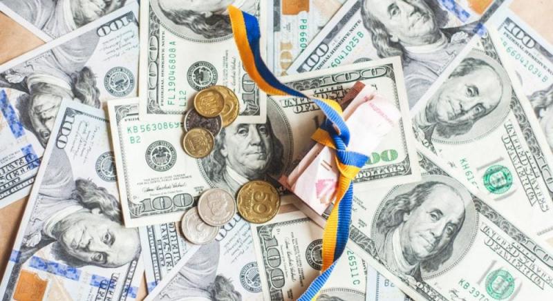 Національний банк знизив курс гривні щодо долара: офіційні валютні котирування на 19 листопада.