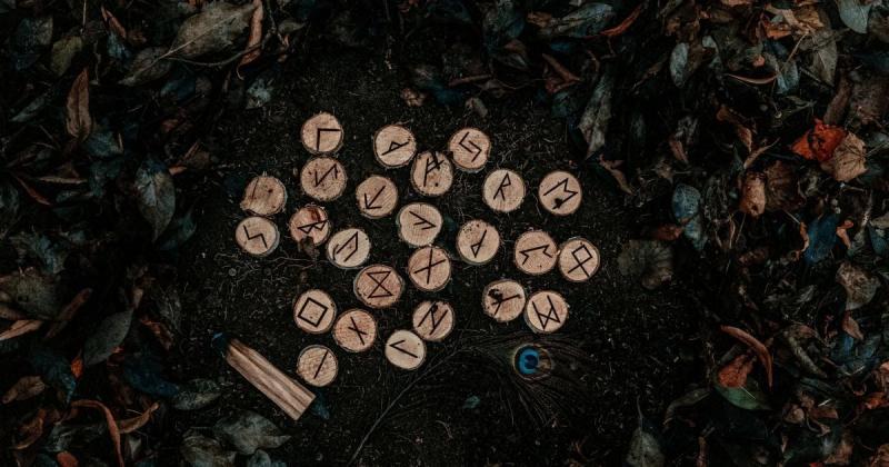 Рунічний прогноз на лютий 2026 року: фінансові перспективи, ключові рішення та застереження для кожного знака зодіаку.