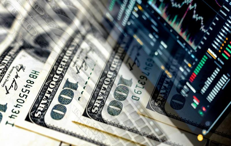 Долар наближається до позначки 44 гривні, тоді як євро демонструє зниження: актуальний курс на 12 березня та чи спостерігається дефіцит валюти в Україні.