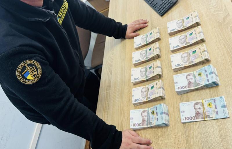 Затримали іноземця, котрий намагався вивезти €21 000 через 