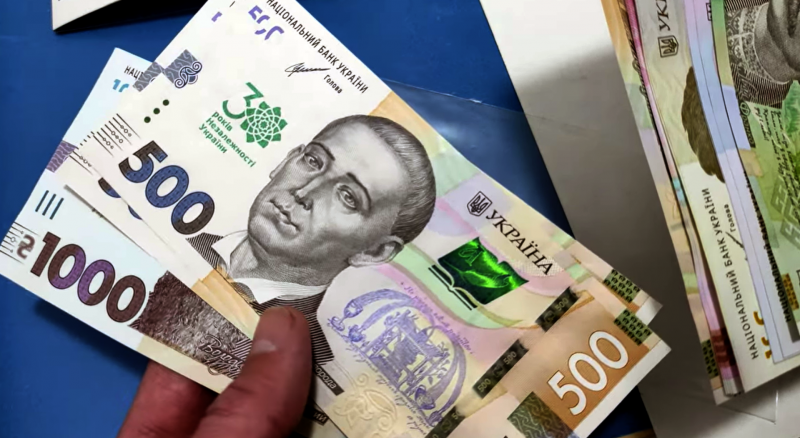 Уже в цю неділю українці отримають на свої картки до 3000 гривень. Яка це виплата?