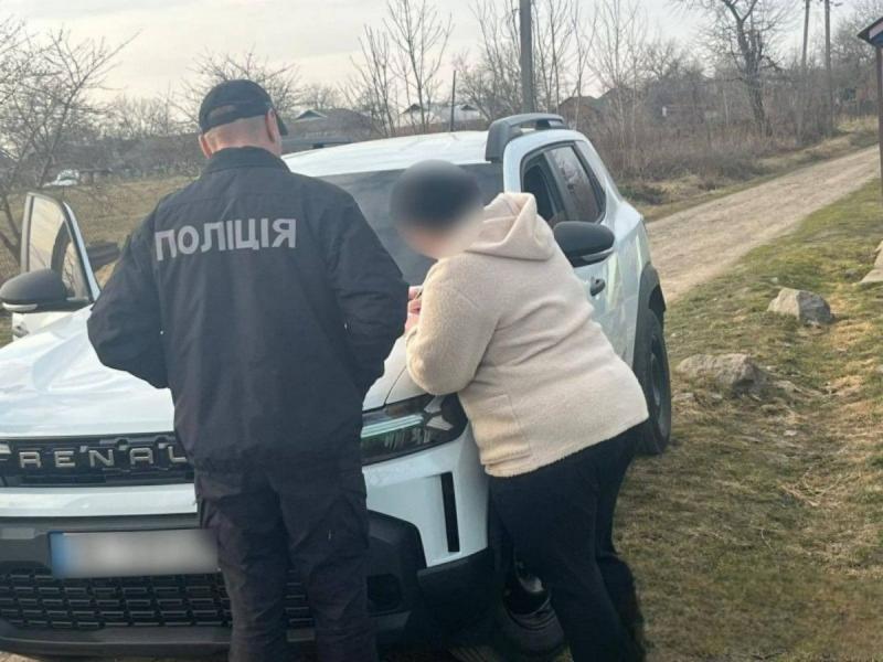 Бухгалтерку Тростянецького ліцею затримали за підозрою у викраденні понад 2,7 мільйона гривень, їй офіційно оголосили підозру - 20 хвилин.