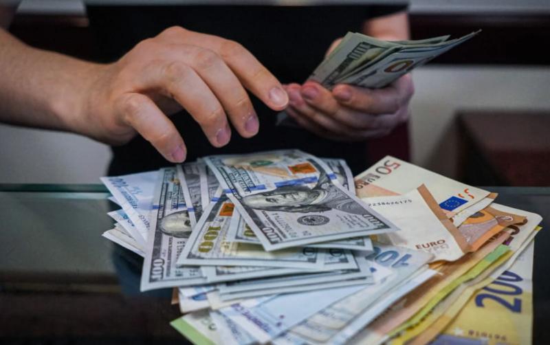 Євро набирає обертів, тоді як долар слабшає: в Україні оголошено новий валютний курс.