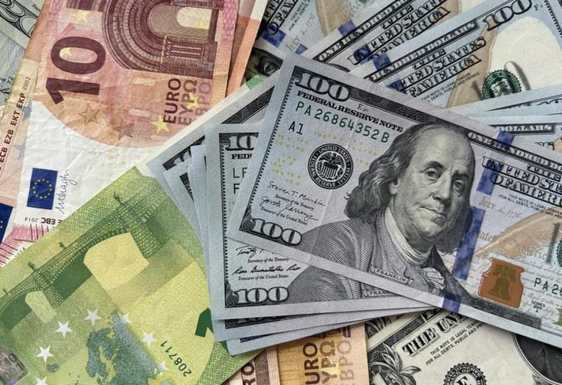 Долар і євро вражають: Невідомий курс валют шокував українців.