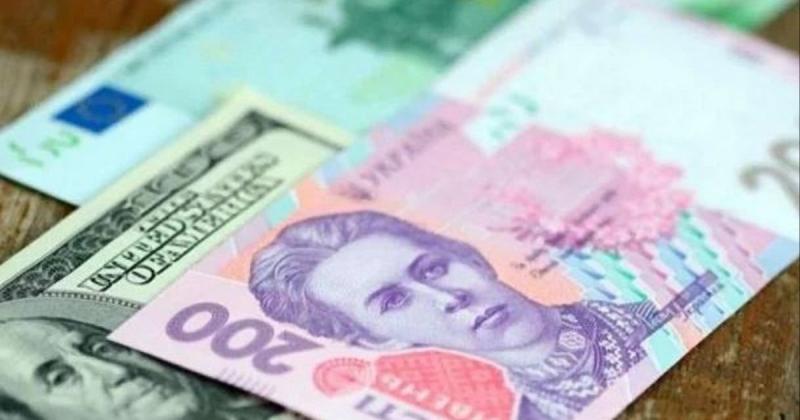 Курс валют на п'ятницю: Долар зріс у ціні на 6 копійок, тоді як євро втрачає вартість.