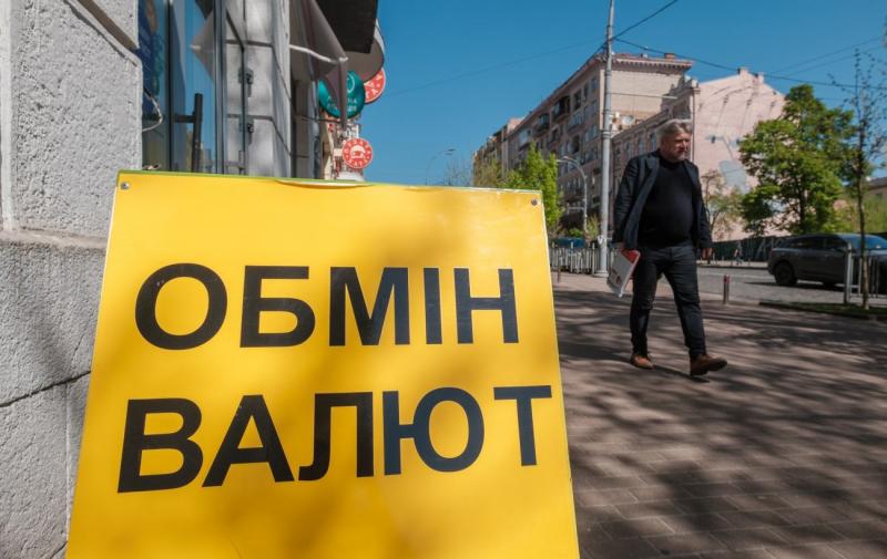 Несподіване явище: українці значно зменшили обсяги придбання доларів.
