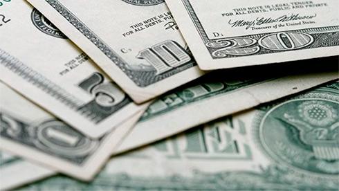 Долар США продовжує знижуватись у відношенні до провідних валют, оскільки інвестори очікують на результати засідання Федеральної резервної системи.