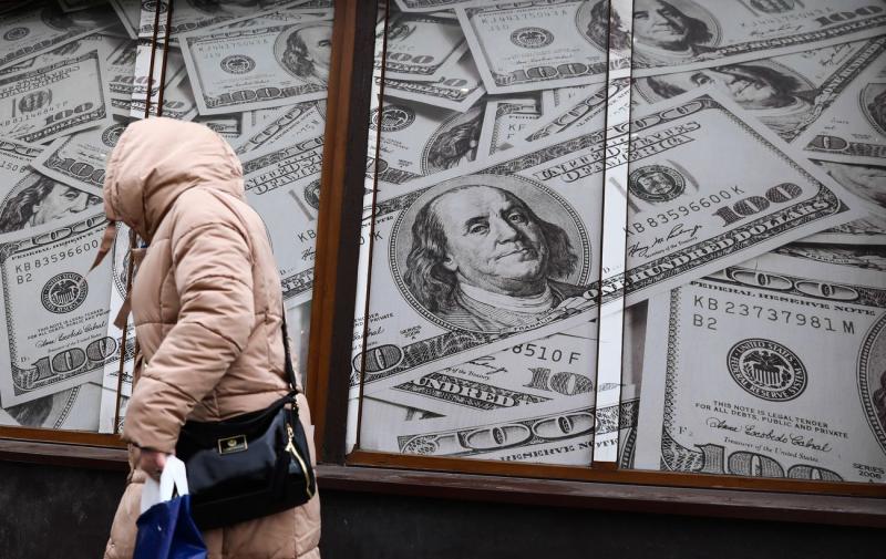 Офіційний курс долара продовжує падати після незначного підвищення.