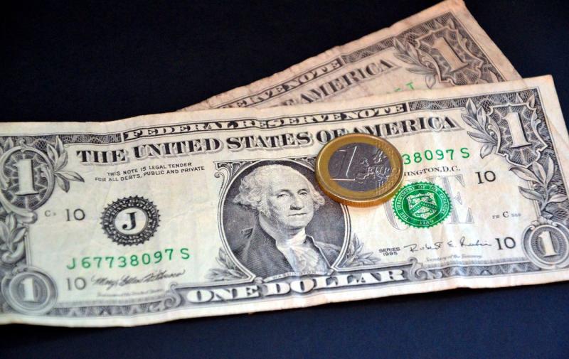 Національний банк продовжує збільшувати курс американського долара.