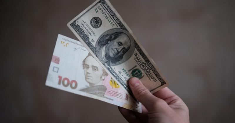 Яку вигоду отримали українці, які придбали долари на початку року і обміняли їх у травні?