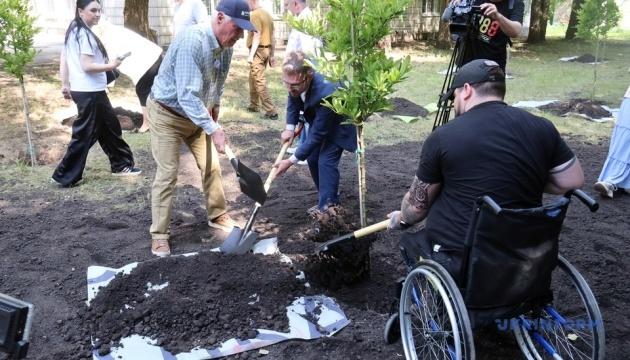 У Києві стартувало зведення ортопедично-травматологічного центру, що включатиме протезну лабораторію.