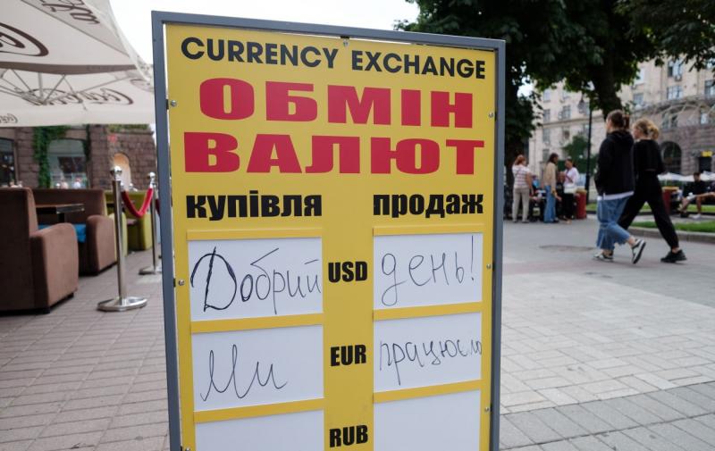 Українці активізували придбання доларів та євро в фінансових установах.