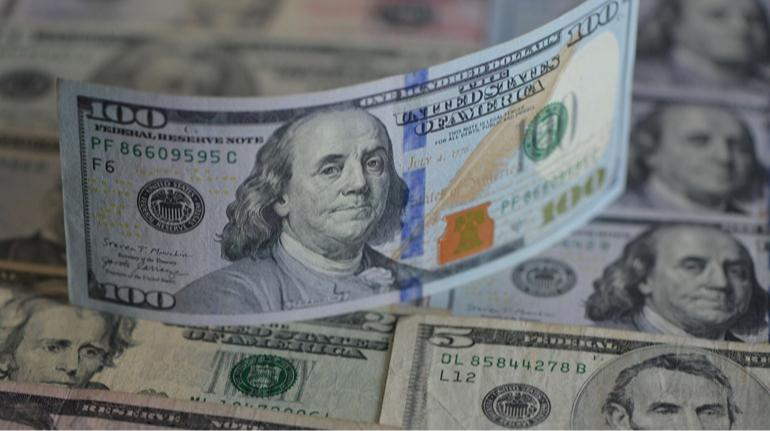 Долар досяг найнижчого рівня за останні 3,5 роки після затвердження законопроекту Трампа.