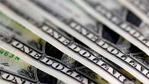 Долар США стабільно зміцнюється щодо ключових світових валют.