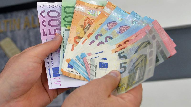 Євро наближається до позначки 50, але фахівці не рекомендують робити покупки: вони роз'яснили, які проблеми існують із курсом.