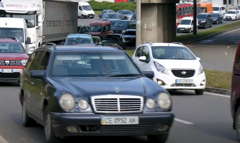 Обмеження на пересування транспортних засобів у Харківській області: запроваджено суворий контроль, кому заборонено користуватися дорогами.
