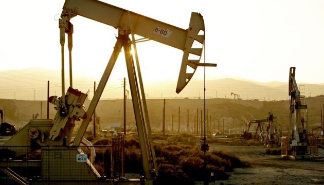 Ціна на нафту знижується внаслідок торговельного конфлікту між провідними країнами-споживачами.