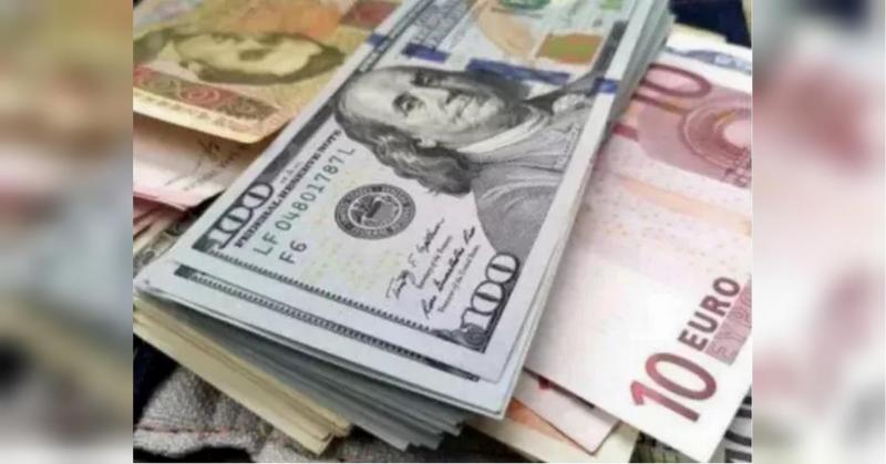 Курс валют на початку серпня: долар залишиться на стабільному рівні, тоді як з євро можуть виникнути різні варіанти.
