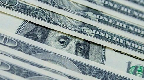 Долар США зміцнює свої позиції щодо євро та єни, залишаючись стабільним у відношенні до фунта.