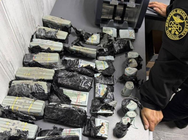 Українка спробувала перевезти за межі країни близько мільйона доларів, приховавши їх під капотом свого автомобіля (фото, відео)