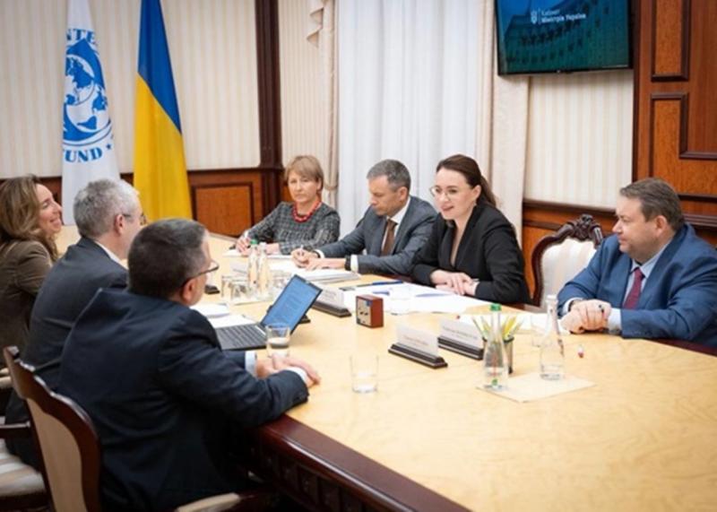 Україна стикається з тиском з боку МВФ щодо курсу гривні, повідомляють ЗМІ.