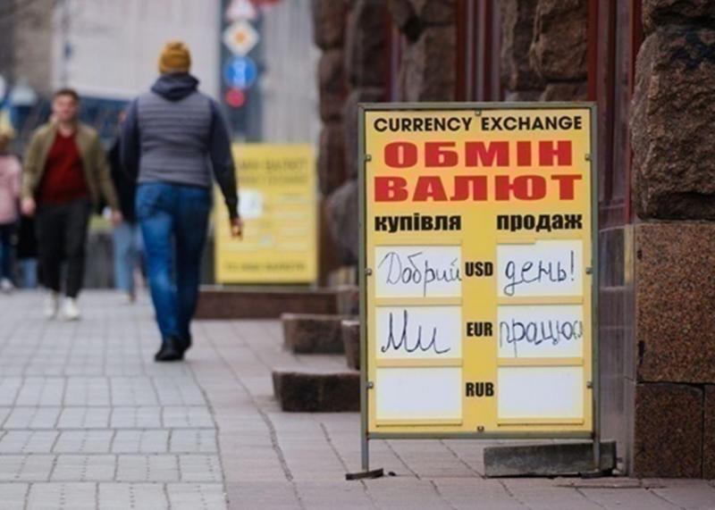 Долар знайшов рівновагу в обмінних пунктах, тоді як євро продовжує зростати в ціні.