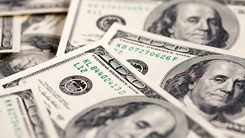Долар США демонструє позитивну динаміку щодо основних валют.