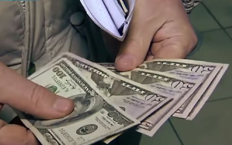 Валютні зміни можуть знищити всі накопичення: коли найкраще придбати долари та євро?