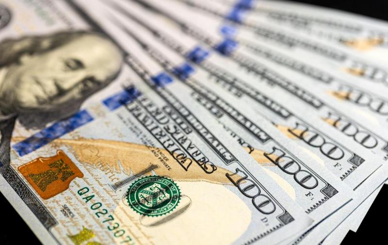 НБУ знову знизив курс долара: яким чином зміниться його вартість на початку наступного тижня?