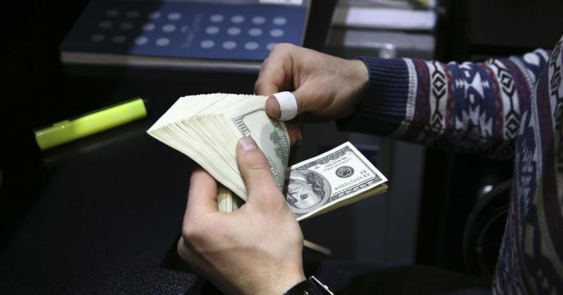 Купівля або продаж: фахівці поділилися прогнозами щодо курсу долара перед новорічними святами.