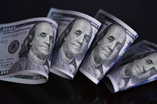 Трейдери зберігають свої позиції проти американського долара, враховуючи можливі рішення Федеральної резервної системи про зниження процентних ставок.