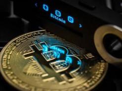 З початку року вартість біткоїна знизилася на 10%, і інвестори почали переорієнтовуватися на золото.