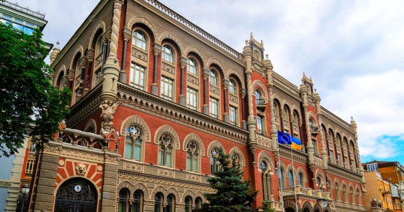 Долар переступив межу у 44 гривні на міжбанківському ринку, а Національний банк України оновив свій курс.