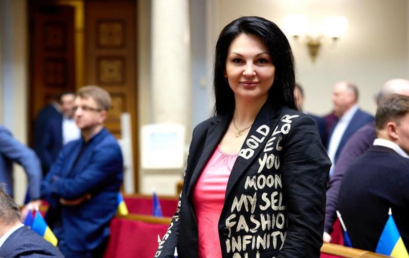 Суд ухвалив рішення про ув'язнення народної депутатки Марченко, яка викинула хабар за огорожу.