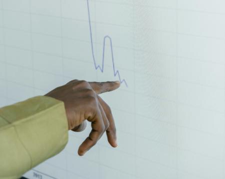 В Російській Федерації спостерігається зниження економічних показників, і навіть зростання цін на нафту це не виправить, повідомляє Bloomberg.