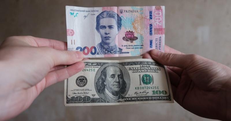 Гривня продовжує знецінюватися: Національний банк оголосив валютний курс на 15 липня.