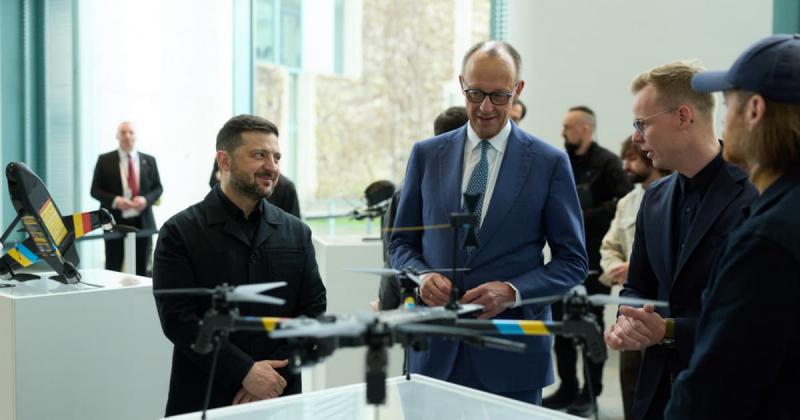 Які види озброєння придбає Україна за 90 мільярдів євро від Європейського Союзу та які причини затримки у виплатах?