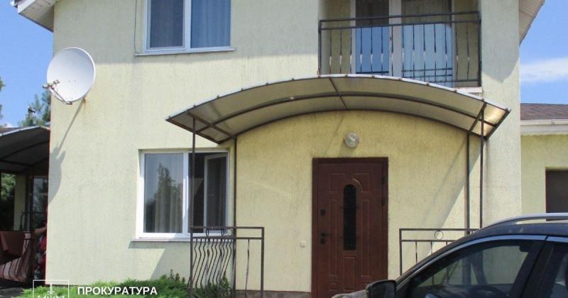 Ексзаступнику начальника Київського слідчого ізолятора пред'явили звинувачення: він ухилився від декларування майна на суму 3,85 млн грн і отримав хабар від одного з затриманих. Фотозвіт.