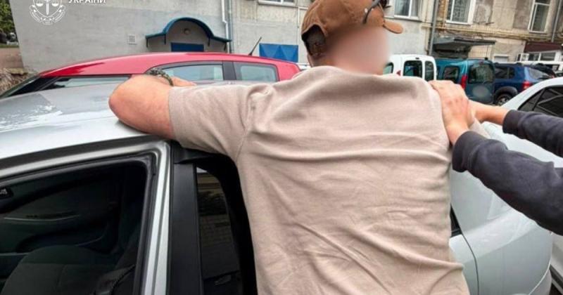 Пенсіонери передали фальшивим співробітникам СБУ більше 12,5 мільйонів гривень «для перевірки»: кур'єра затримали у Києві, повідомляє прокуратура. ФОТО.