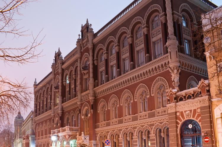 НБУ знизив вартість гривні: 22 вересня очікується підвищення курсів долара та євро.