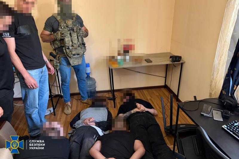 Підроблені зображення, зміна голосу та викрадення коштів з банківських карток: трьом чоловікам з Львівщини висунули підозри - Новини Твоє місто.